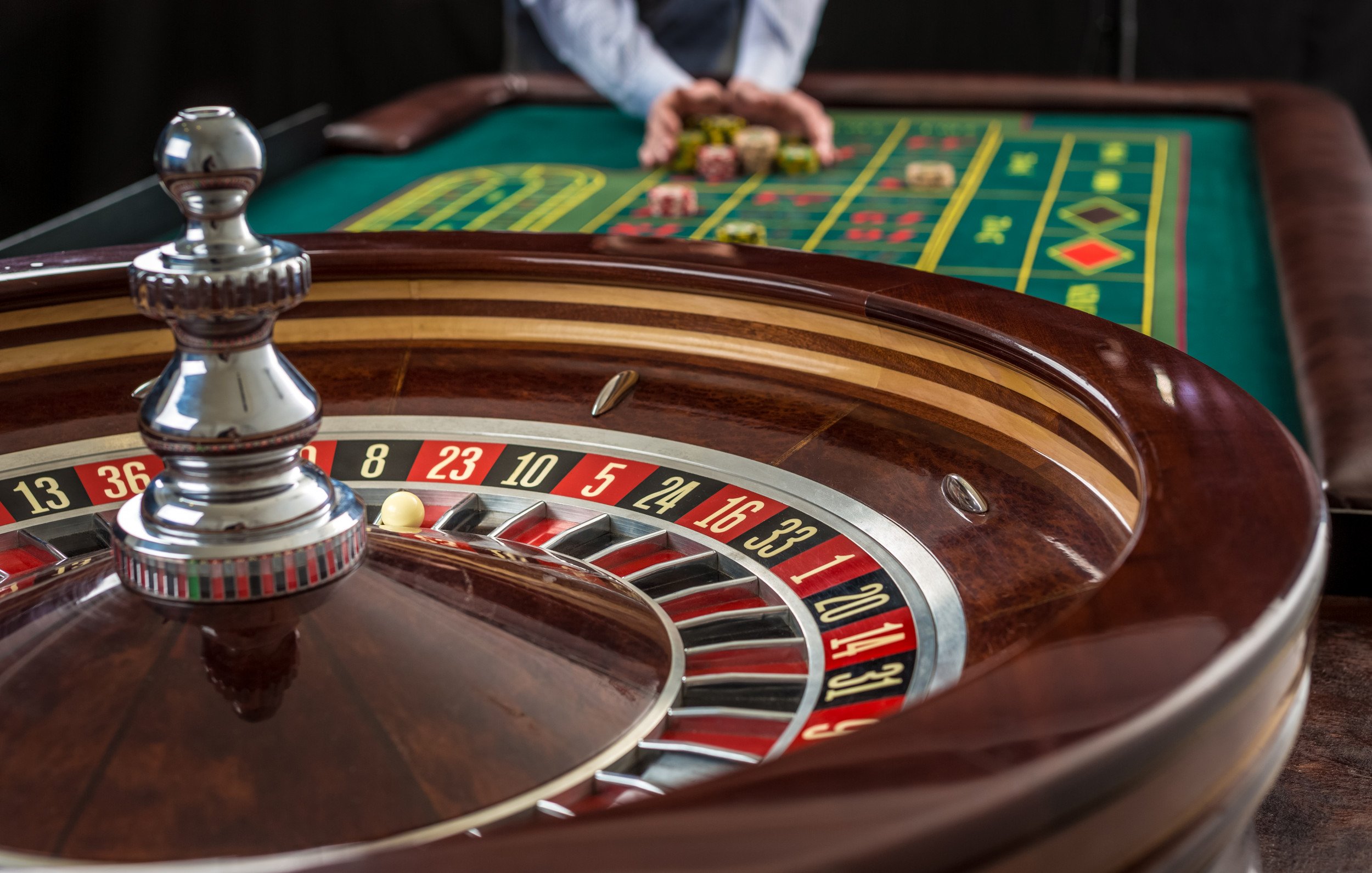 Tampilan permainan blackjack live dengan dealer profesional di platform film21